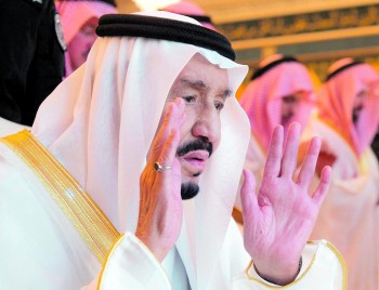 الملك يؤدي صلاة عيد الفطر بالمسجد الحرام