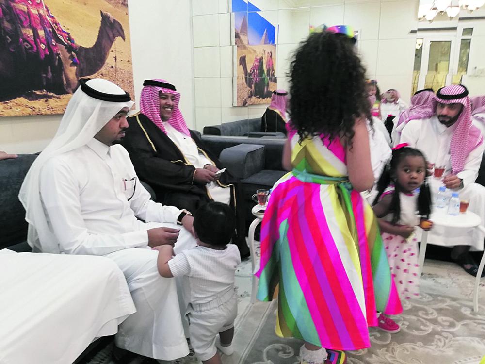 «العيدية» تقاليد تدخل البهجة للصغار والكبار بدارين