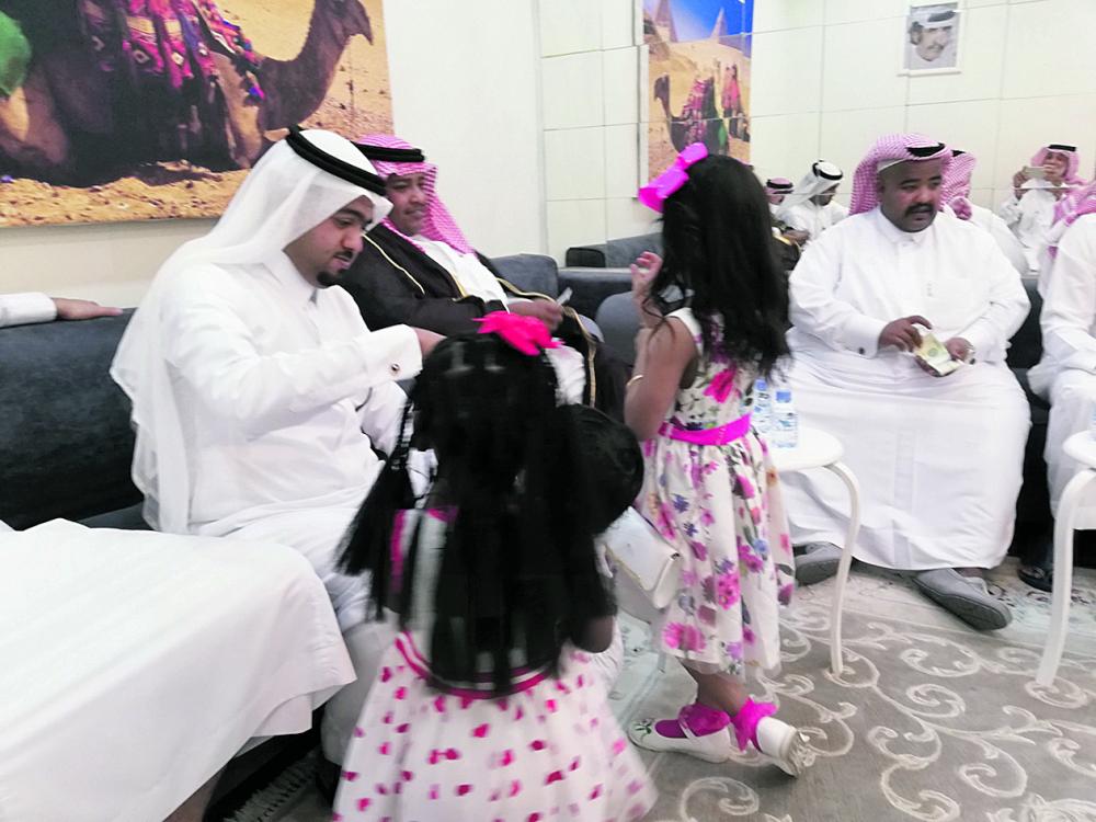 «العيدية» تقاليد تدخل البهجة للصغار والكبار بدارين