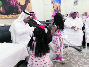 «العيدية» تقاليد تدخل البهجة للصغار والكبار بدارين