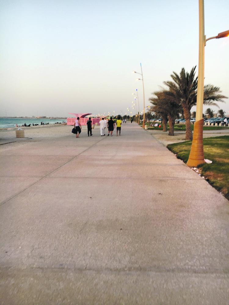 كورنيش الخفجي يجذب الأهالي والزوار في العيد