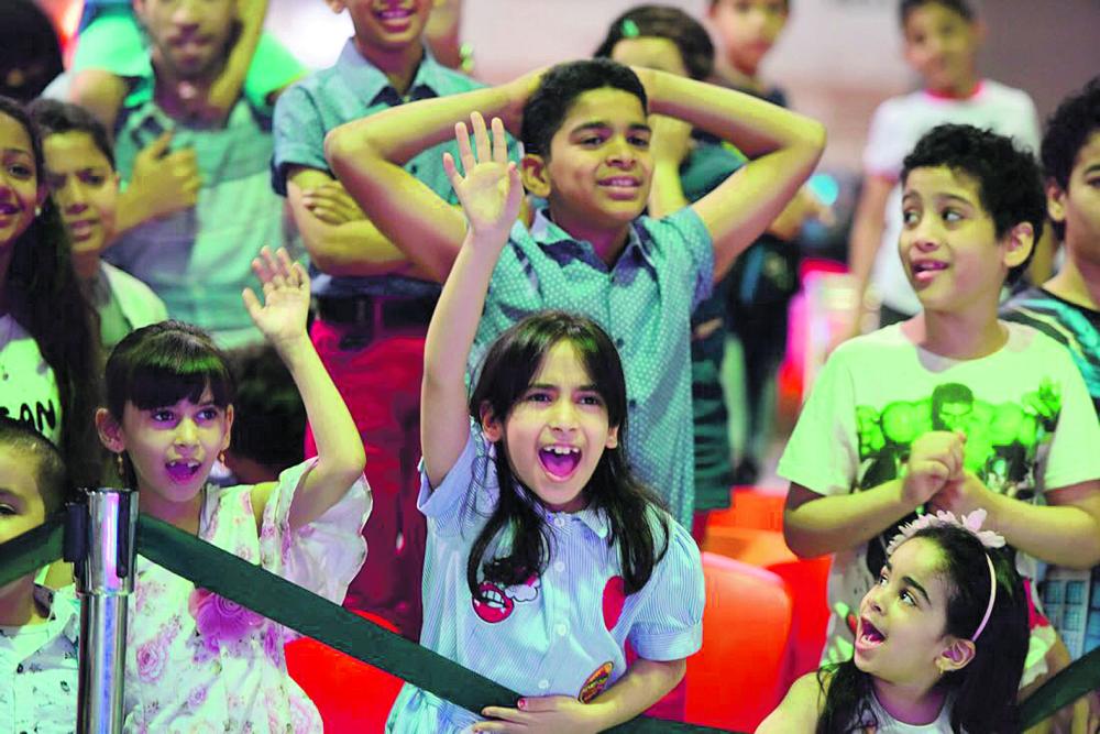 الأضواء ورسومات الليزر تزين عيد الشرقية