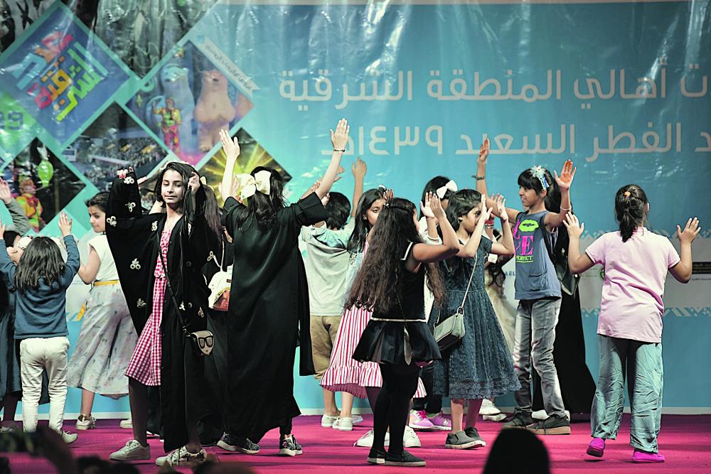 الأضواء ورسومات الليزر تزين عيد الشرقية