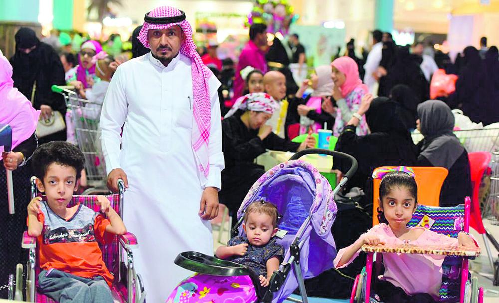 الأضواء ورسومات الليزر تزين عيد الشرقية
