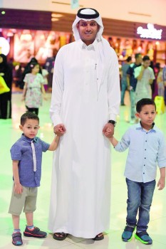 الأضواء ورسومات الليزر تزين عيد الشرقية