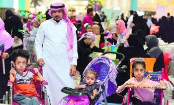 الأضواء ورسومات الليزر تزين عيد الشرقية