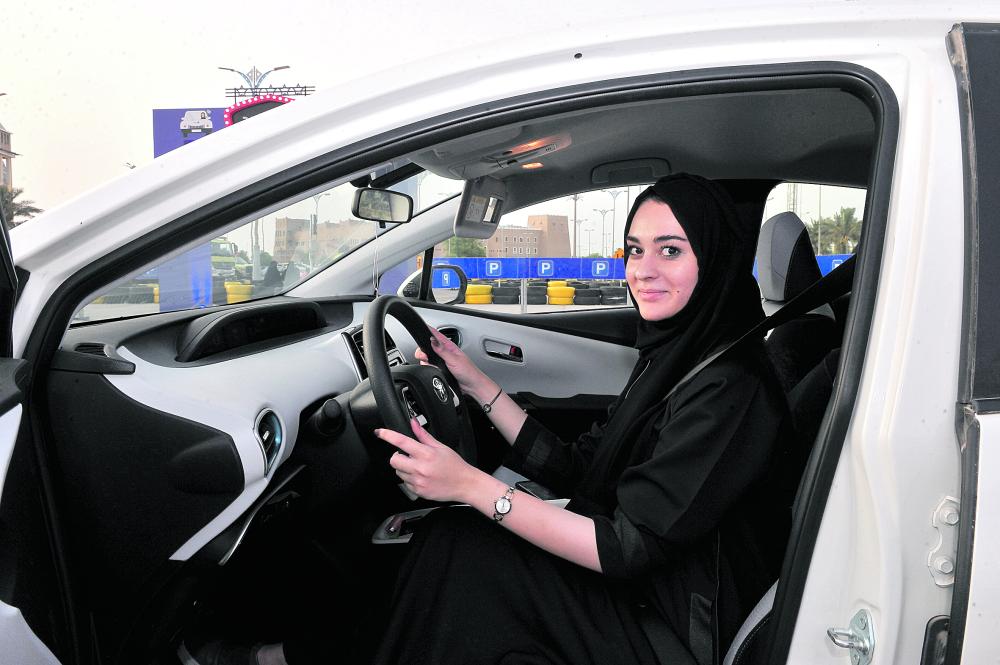«المرور»: لا استثناء للنساء من مخالفات التظليل