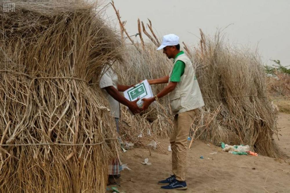 بالصور .. توزيع 250 كرتونة تمور للنازحين بالحديدة