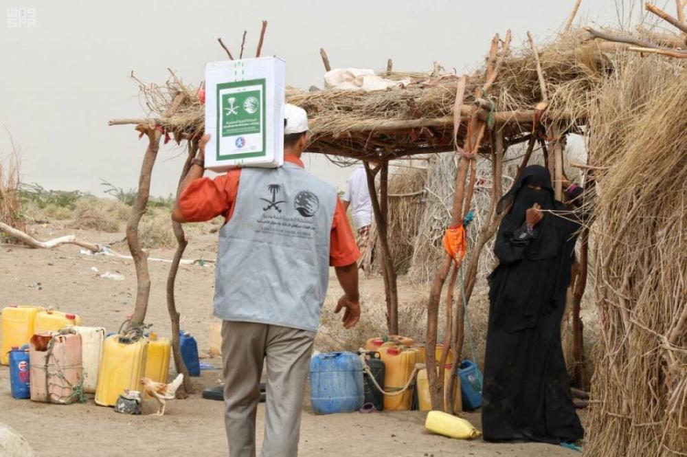 بالصور .. توزيع 250 كرتونة تمور للنازحين بالحديدة