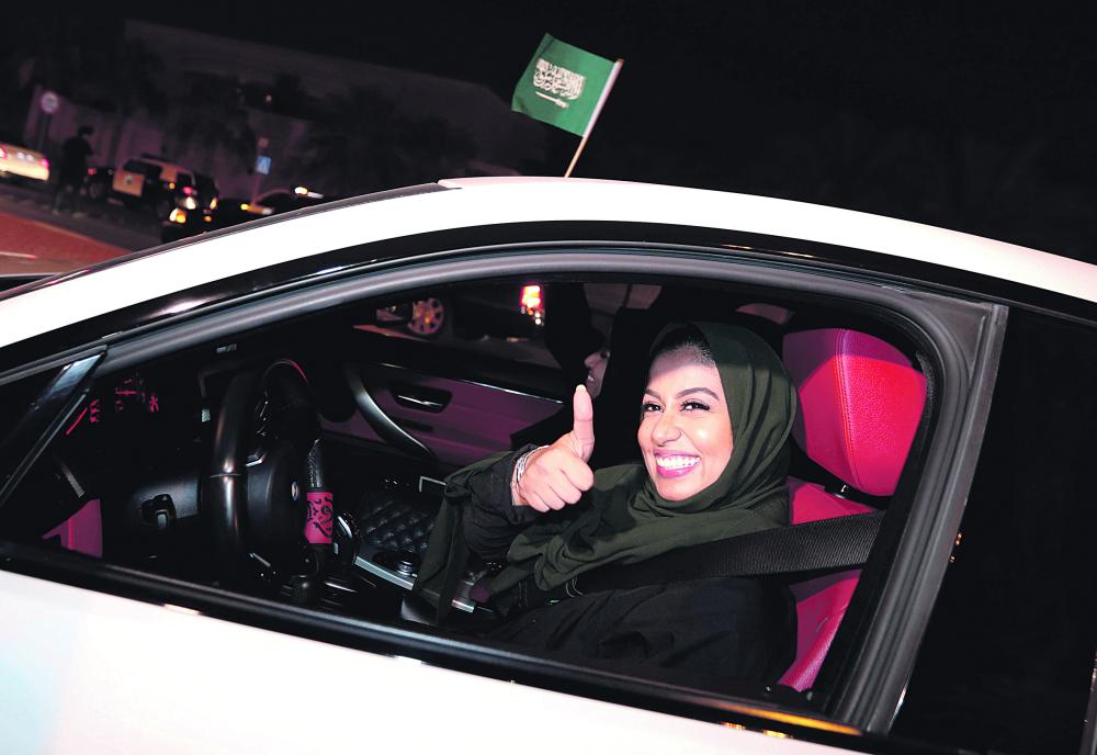 «كبار العلماء»: الأصل في قيادة المرأة الإباحة