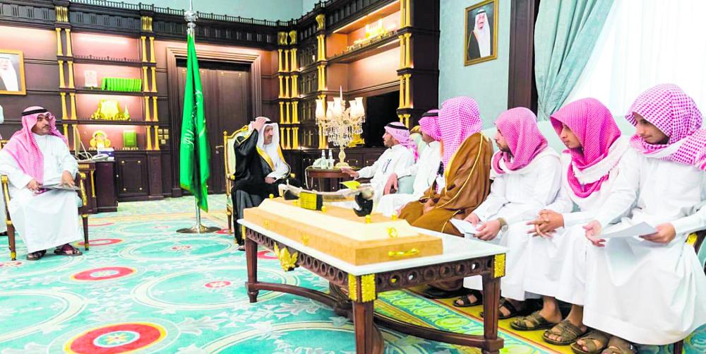 أمير الباحة يستقبل ذوي الشهيد «الزهراني»