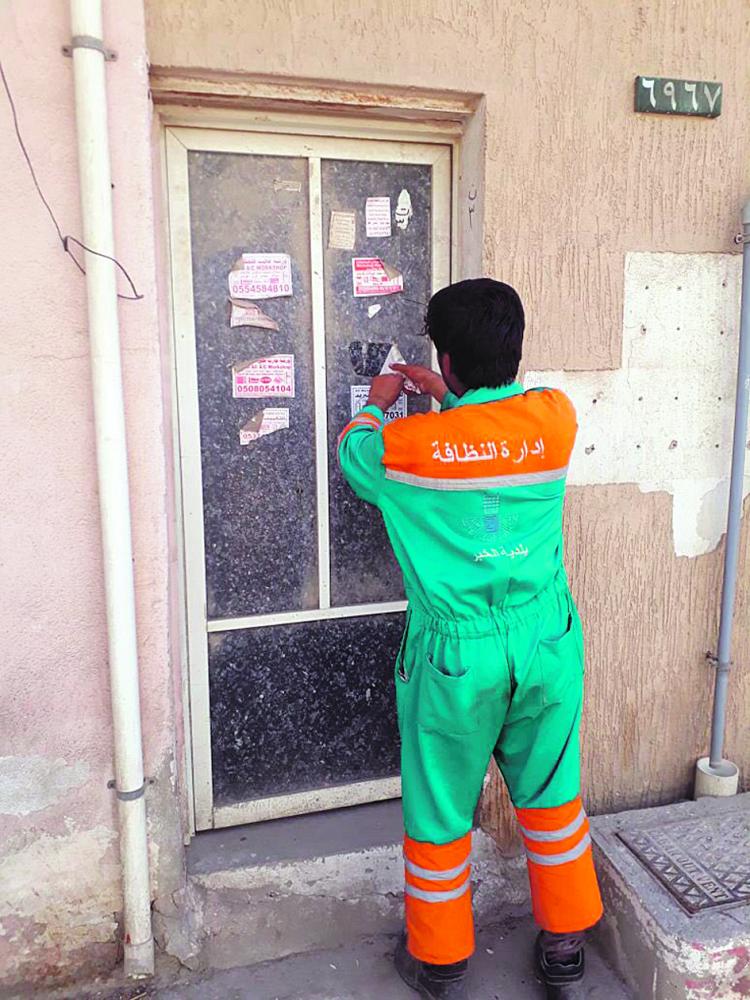 إزالة 2385 ملصقًا ولوحة إعلانية مخالفة بالخبر