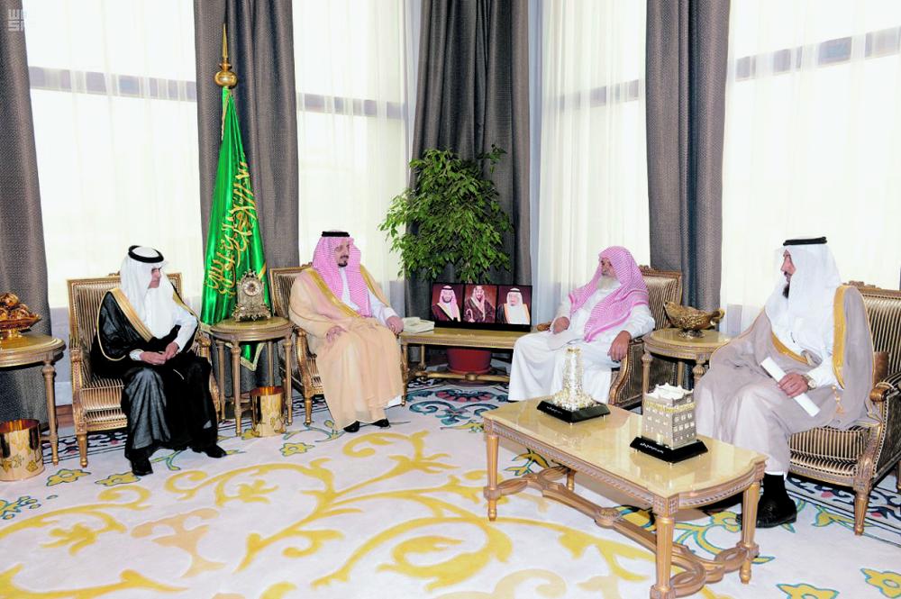 أمير عسير يستقبل أسرة الشهيد «العسيري»