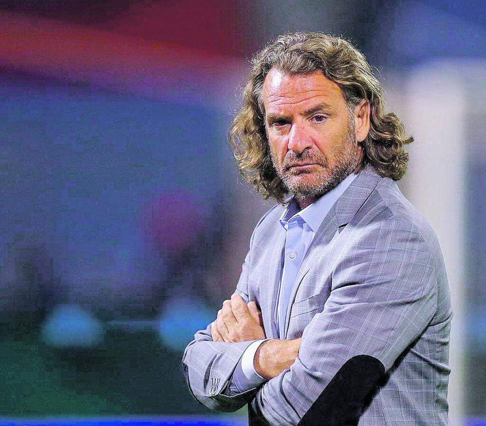 كارينيو يطير إلى روسيا لدعم منتخب بلاده