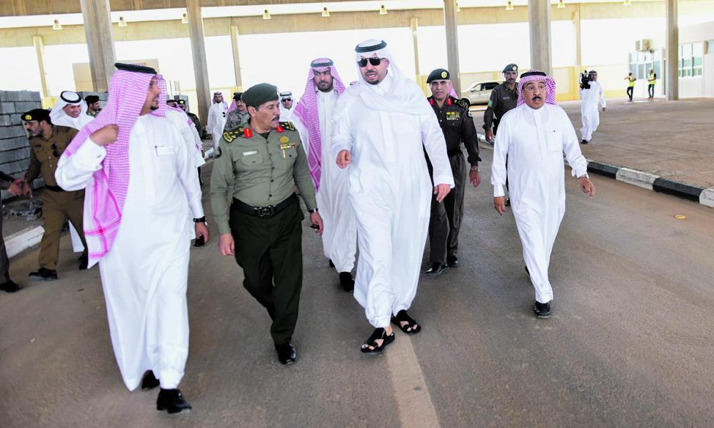 أمير الحدود الشمالية يتفقد منفذ جديدة عرعر