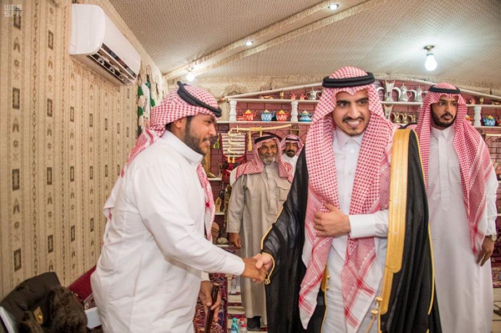 أمير الجوف يطمئن على صحة الجندي  