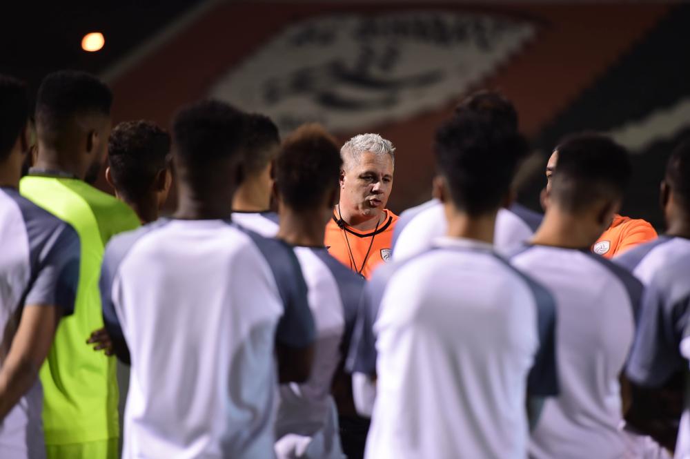 الروماني سوموديكا يقود تدريبات الشباب
