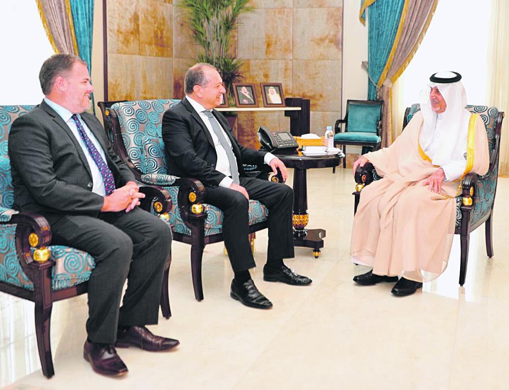 الأمير خالد الفيصل يستقبل السفير البريطاني