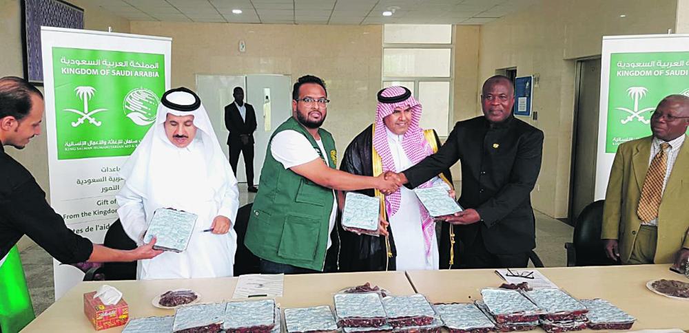 .. ويسلم 50 طن تمور لغانا