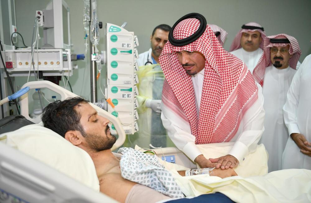 وزير الحرس الوطني يطمئن على مصابي الحد الجنوبي