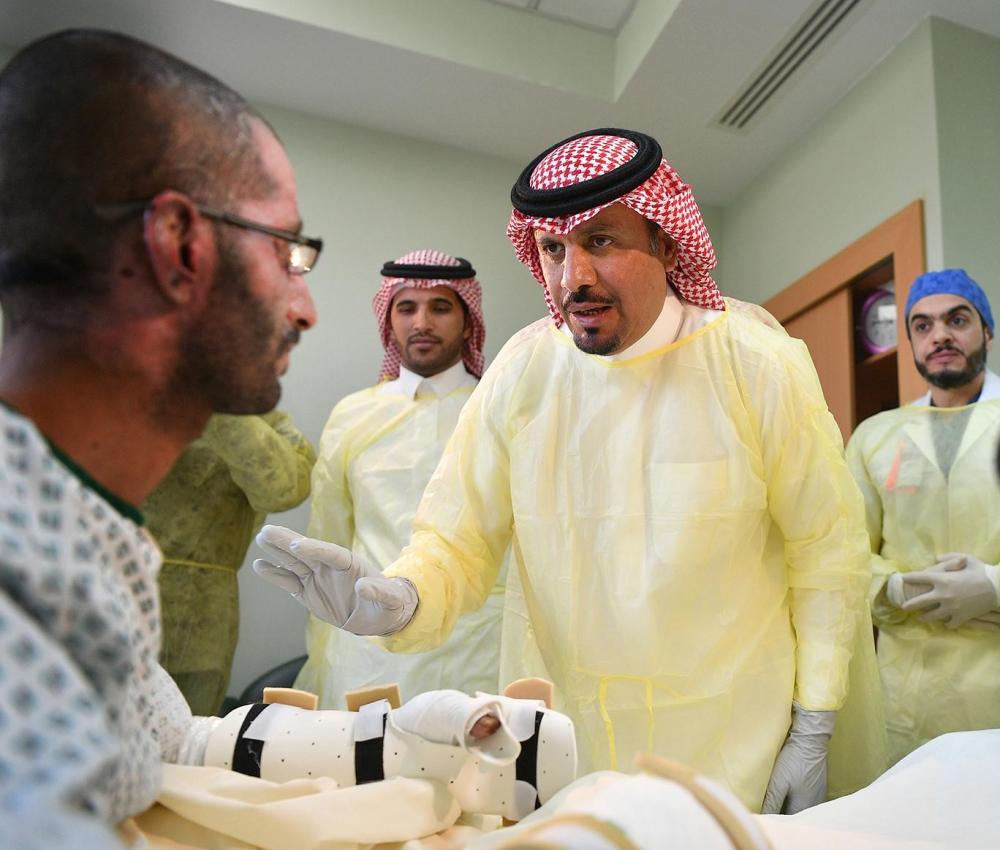 وزير الحرس الوطني يطمئن على مصابي الحد الجنوبي
