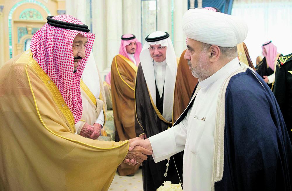 خادم الحرمين لوفد مؤتمر السلام: متفائلون بطي صفحة الماضي