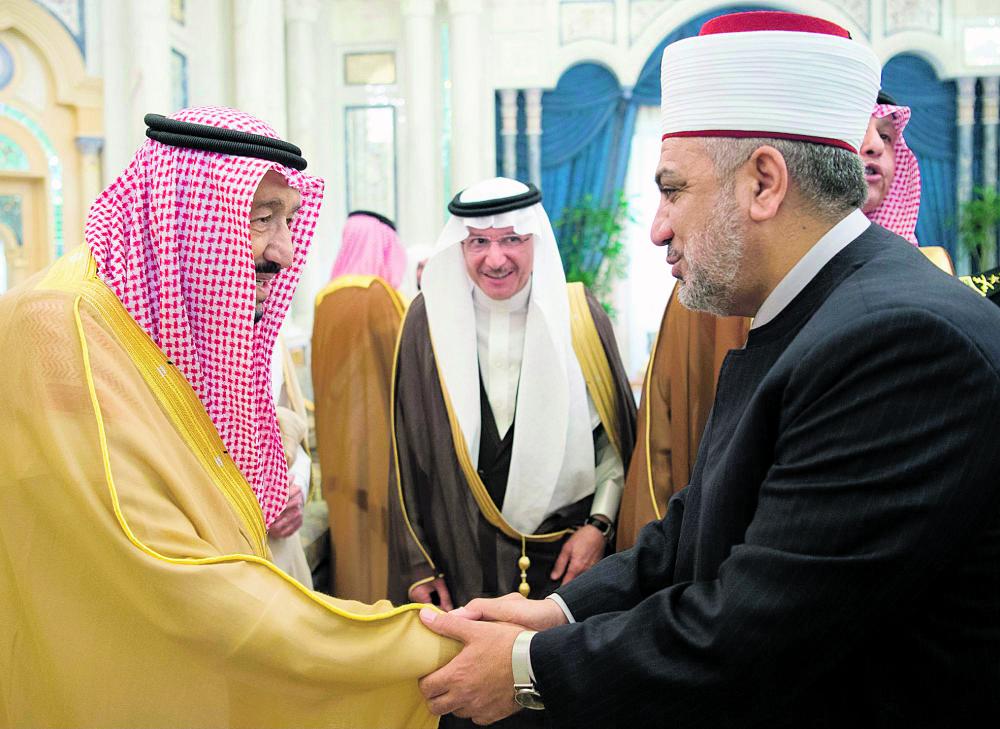 خادم الحرمين لوفد مؤتمر السلام: متفائلون بطي صفحة الماضي