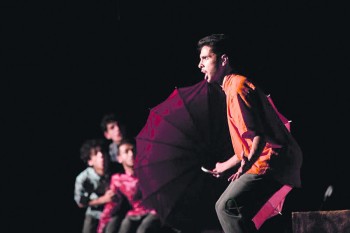 عرض من مسرحية مظلة (اليوم) 