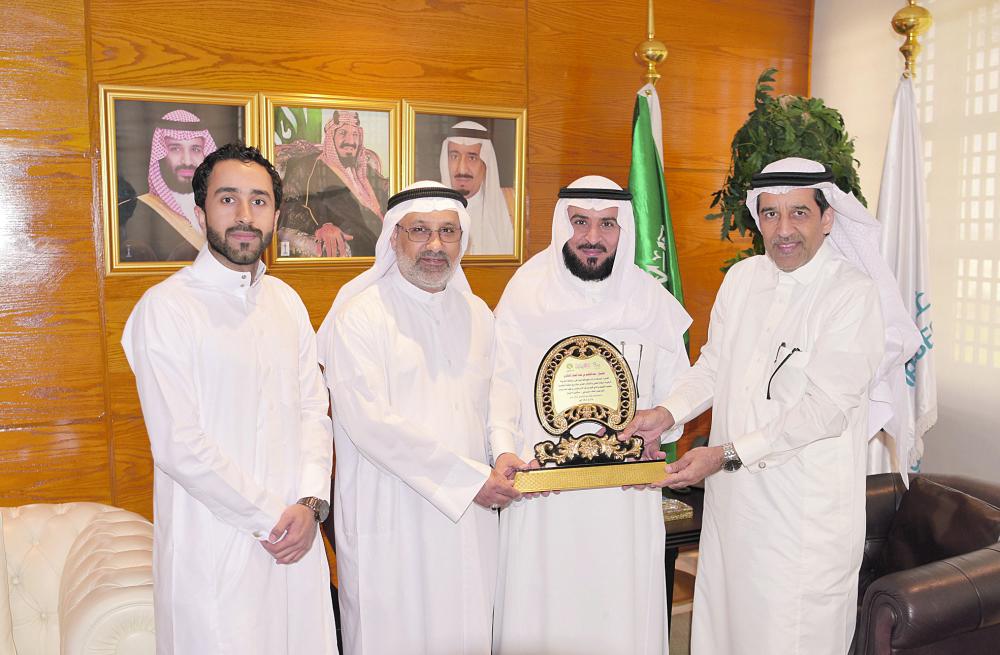الخليج يكرّم الخالدي لدعمه الموهوبين