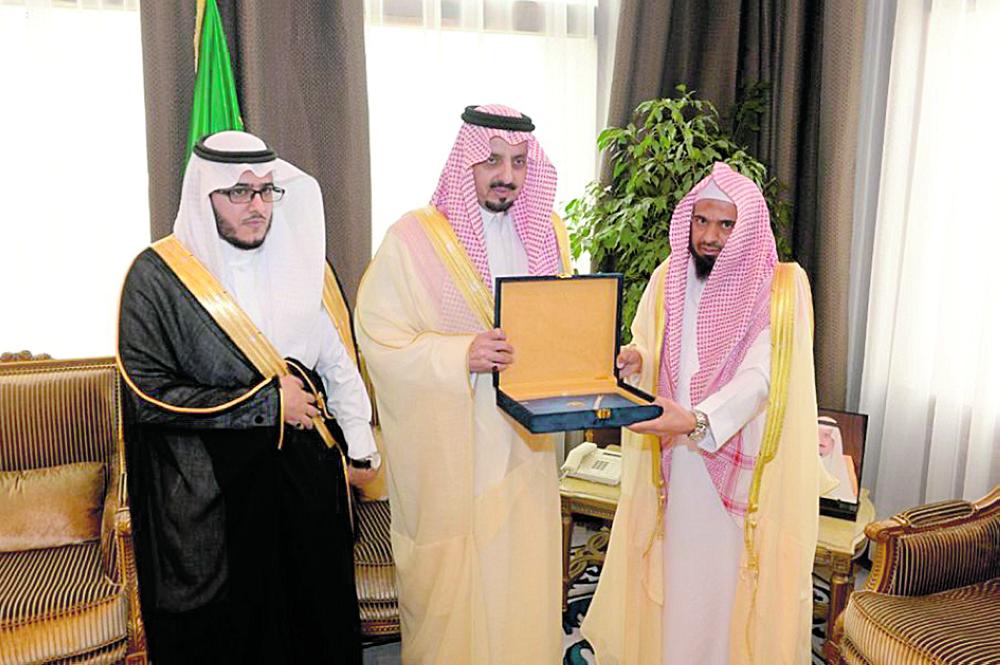 امير عسير يتسلم تقريرا لبرامج ومناشط الأمر بالمعروف