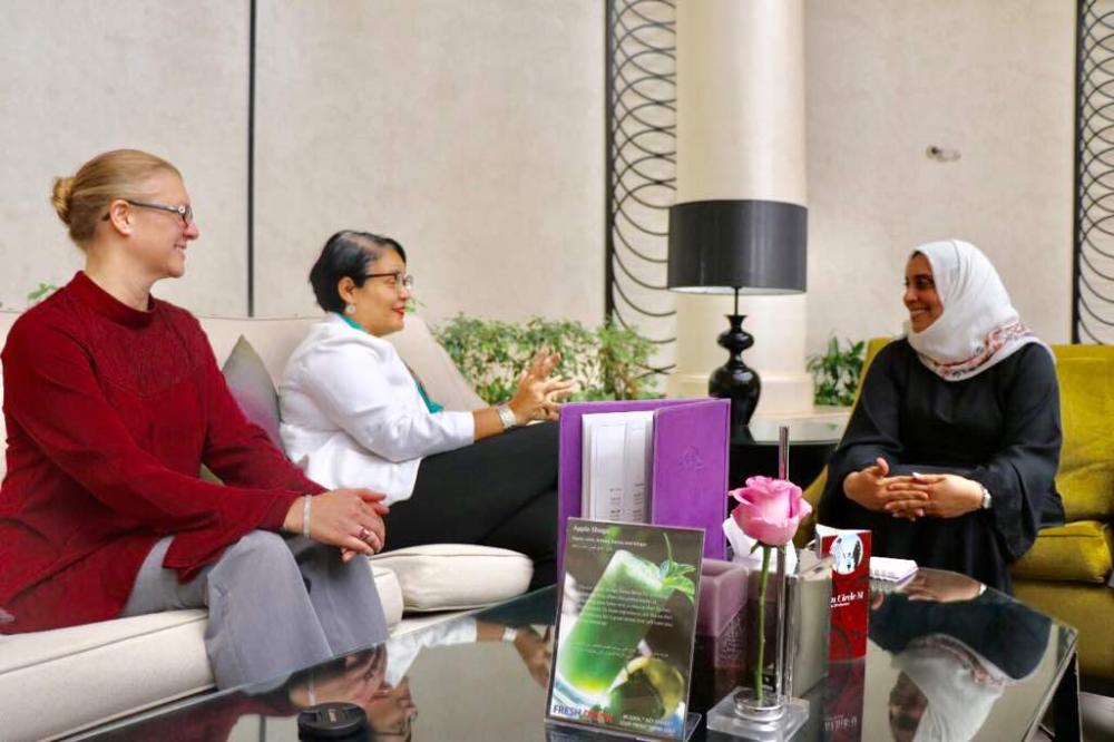 وزيرة يمنية تناقش مع مسؤولة أمريكية إعادة تأهيل الأطفال