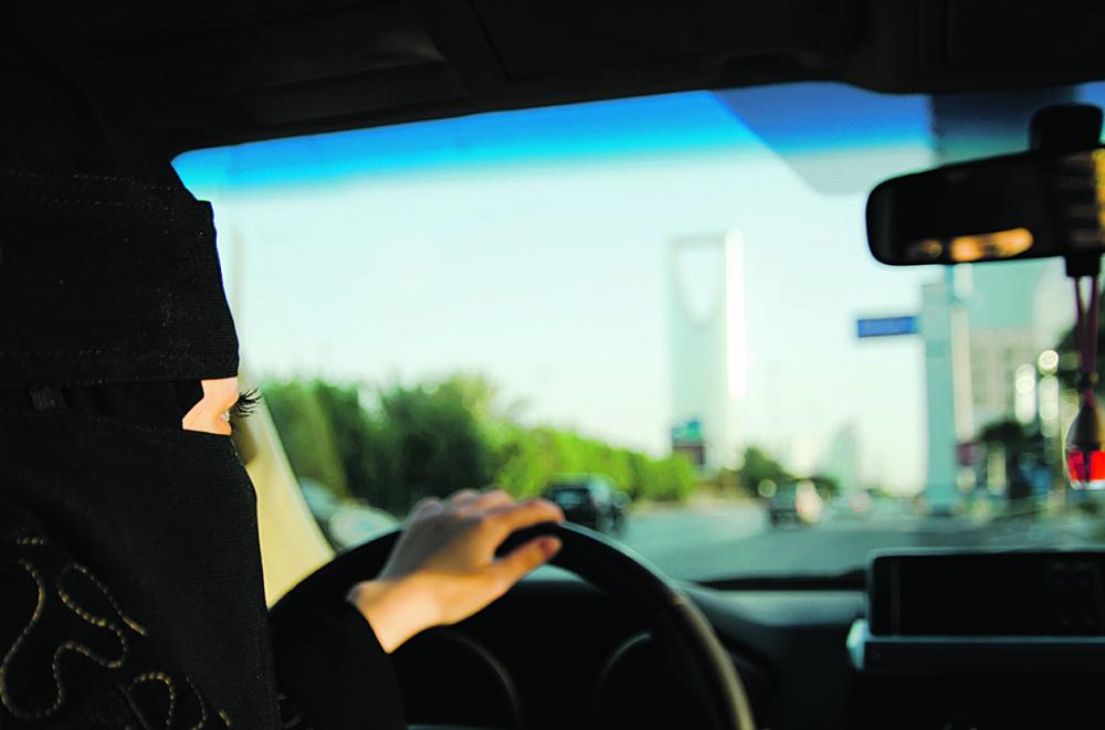 الأسر تجني ثمار قيادة المرأة للسيارة بالتخلص من العمالة المنزلية