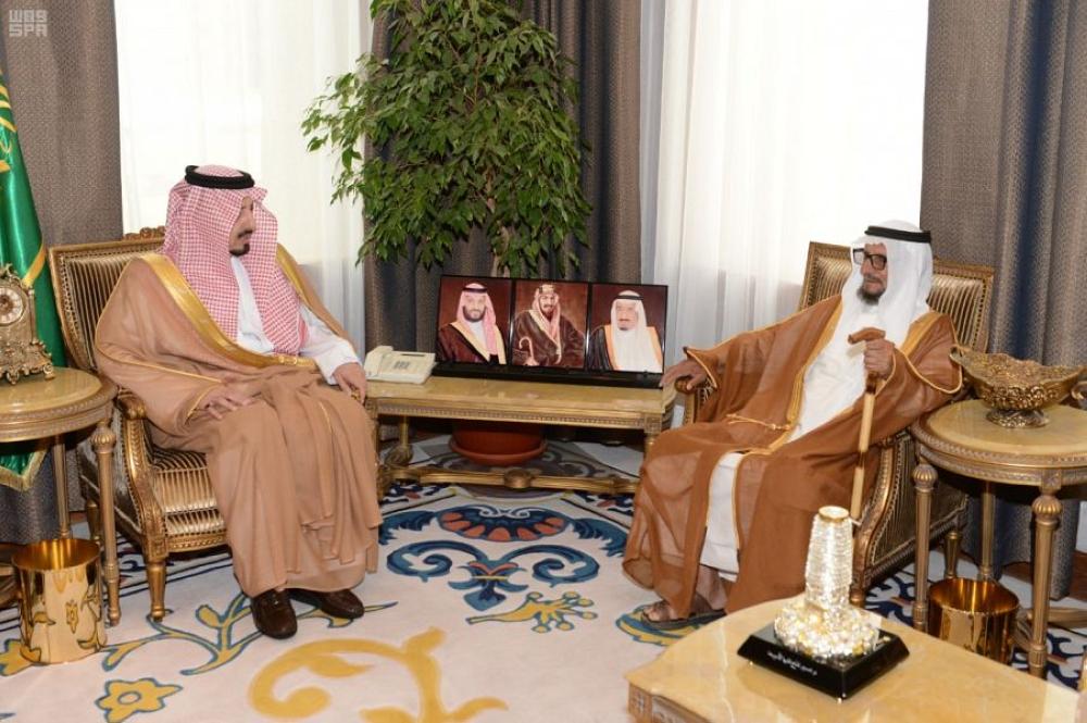 أمير عسير يستقبل مواطنا عفا عن قاتل ابنه