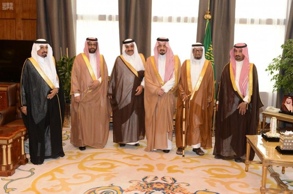 أمير عسير يستقبل مواطنا عفا عن قاتل ابنه