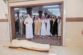 أمير القصيم يؤدي صلاة الميت على محافظ الرس 