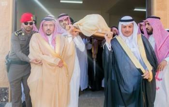 أمير القصيم يؤدي صلاة الميت على محافظ الرس 