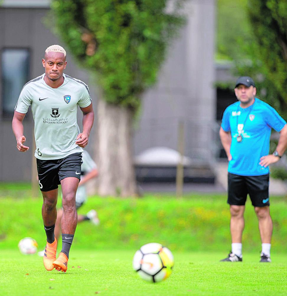 البيروفي كاريلو يشعل تدريبات الهلال