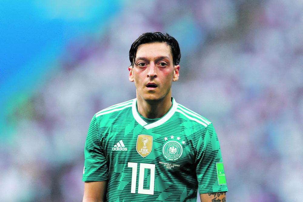 أوزيل يعتزل اللعب مع منتخب ألمانيا