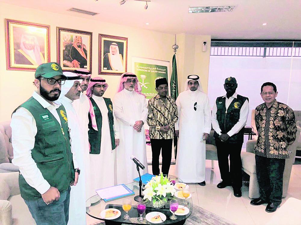 ويهدي إندونيسيا 100 طن تمور