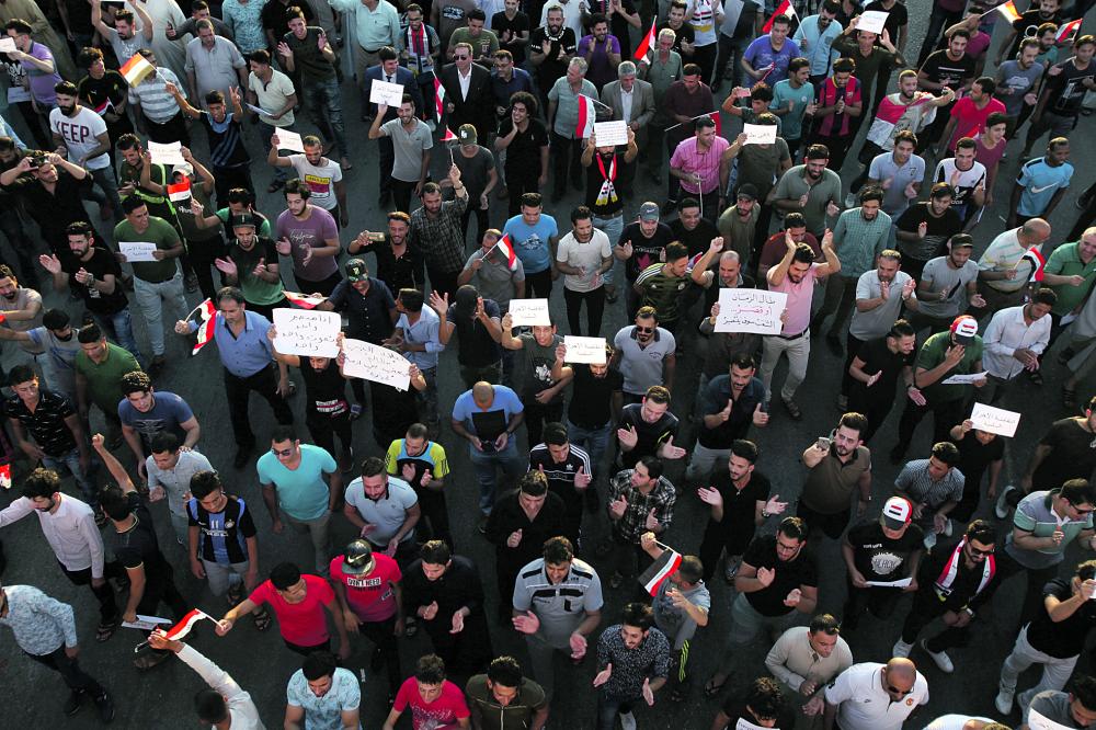 13 قتيلا في العراق.. والمحتجون يرفعون سقف المطالب