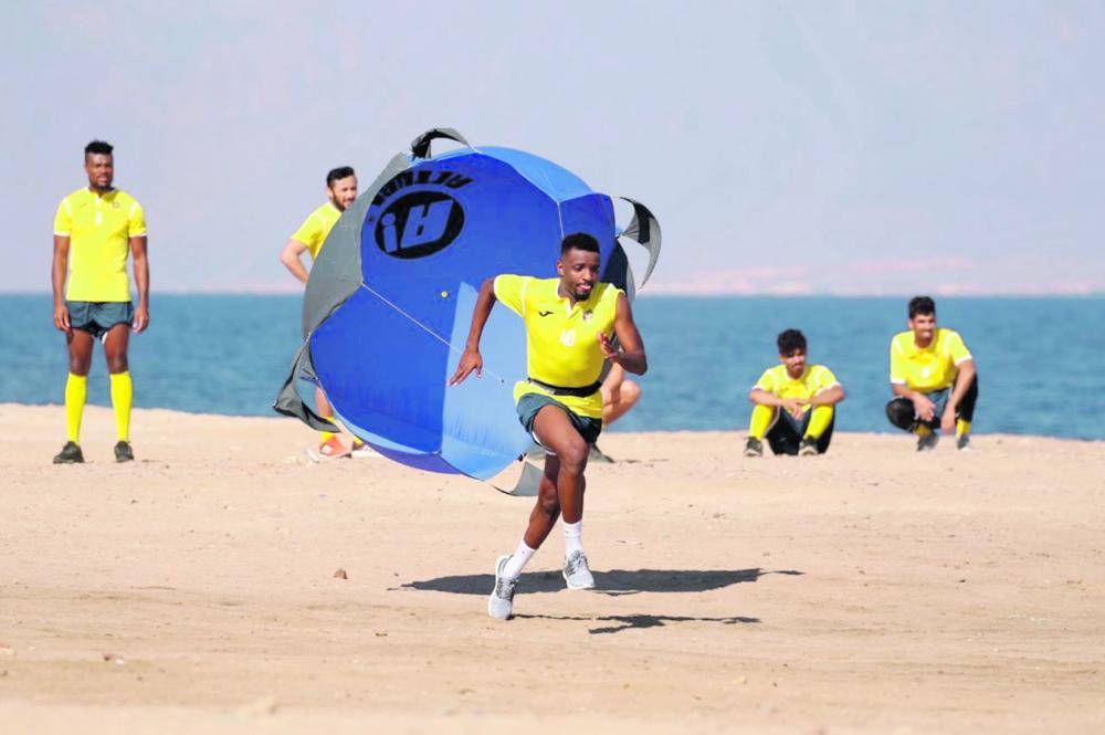 مدرب أحد يركز على اللياقة في معسكر الأردن