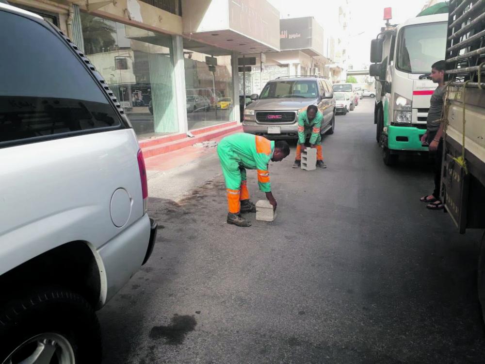 حملة لرفع الحواجز والتعديات من شوارع الخبر