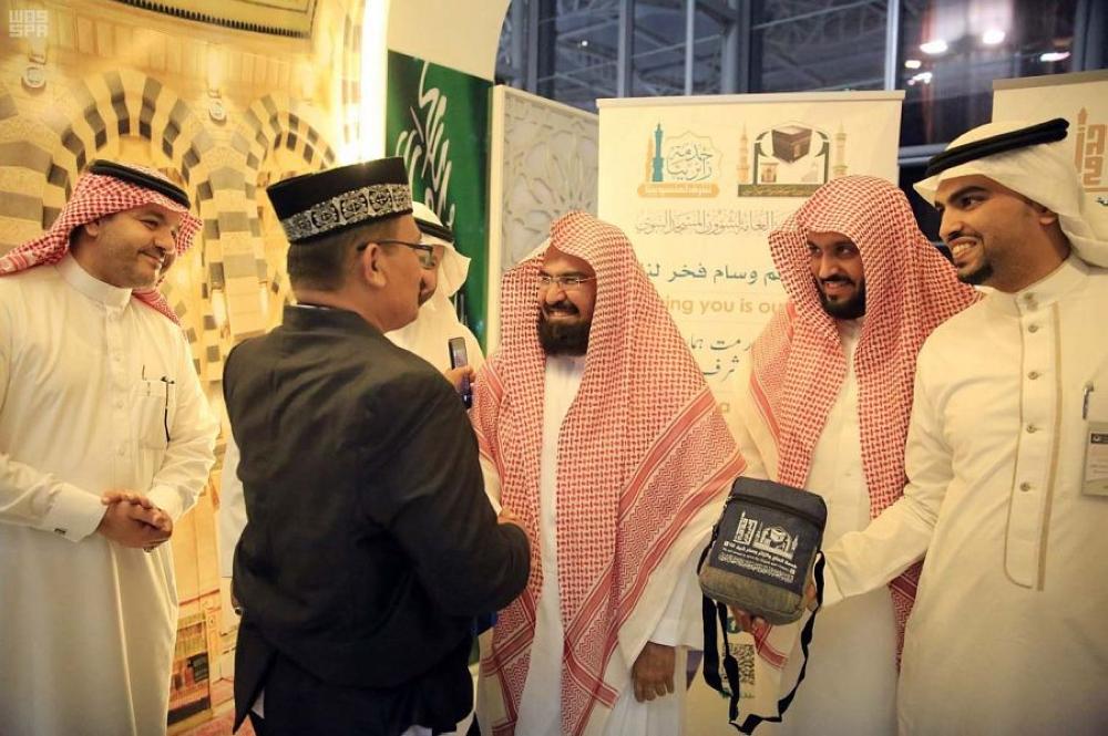 الدكتور السديس يقدّم الهدايا للحجاج بمطار المدينة 