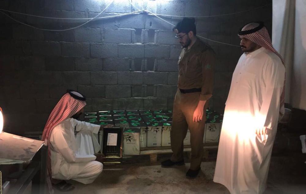بالصور.. ضبط مستودع لتعبئة زيوت رديئة بالجوف