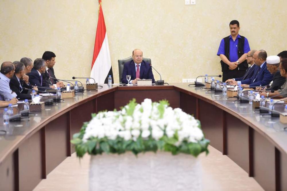 الرئيس اليمني يوجه بتشكيل مجلس اقتصادي والحفاظ على استقرار العملة 