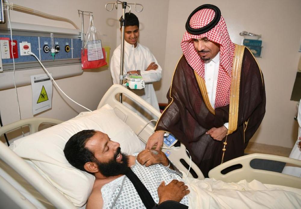 وزير الحرس الوطني يزور المصاب 'السبيعي'