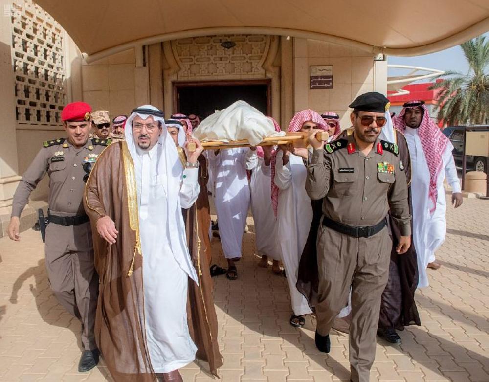 أمير القصيم يؤدي الصلاة على شهيد الواجب 