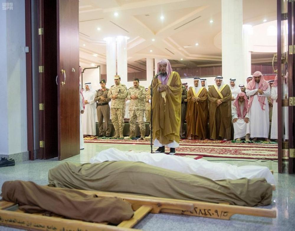 أمير القصيم يؤدي الصلاة على شهيد الواجب 
