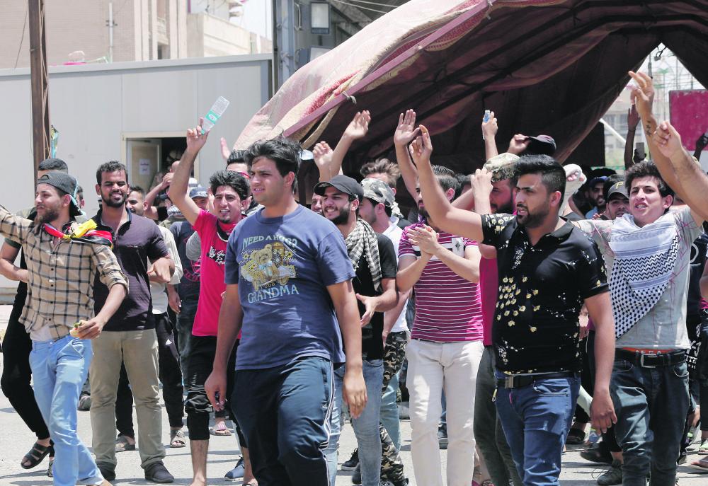 الأمن العراقي يفض اعتصام متظاهري البصرة