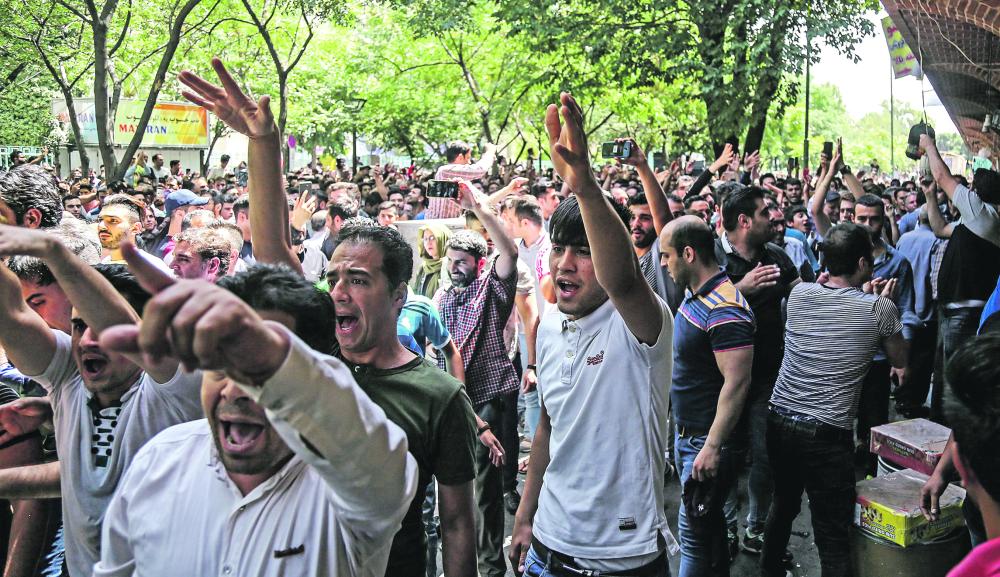 الإيرانيون يجددون مطلبهم برحيل خامنئي
